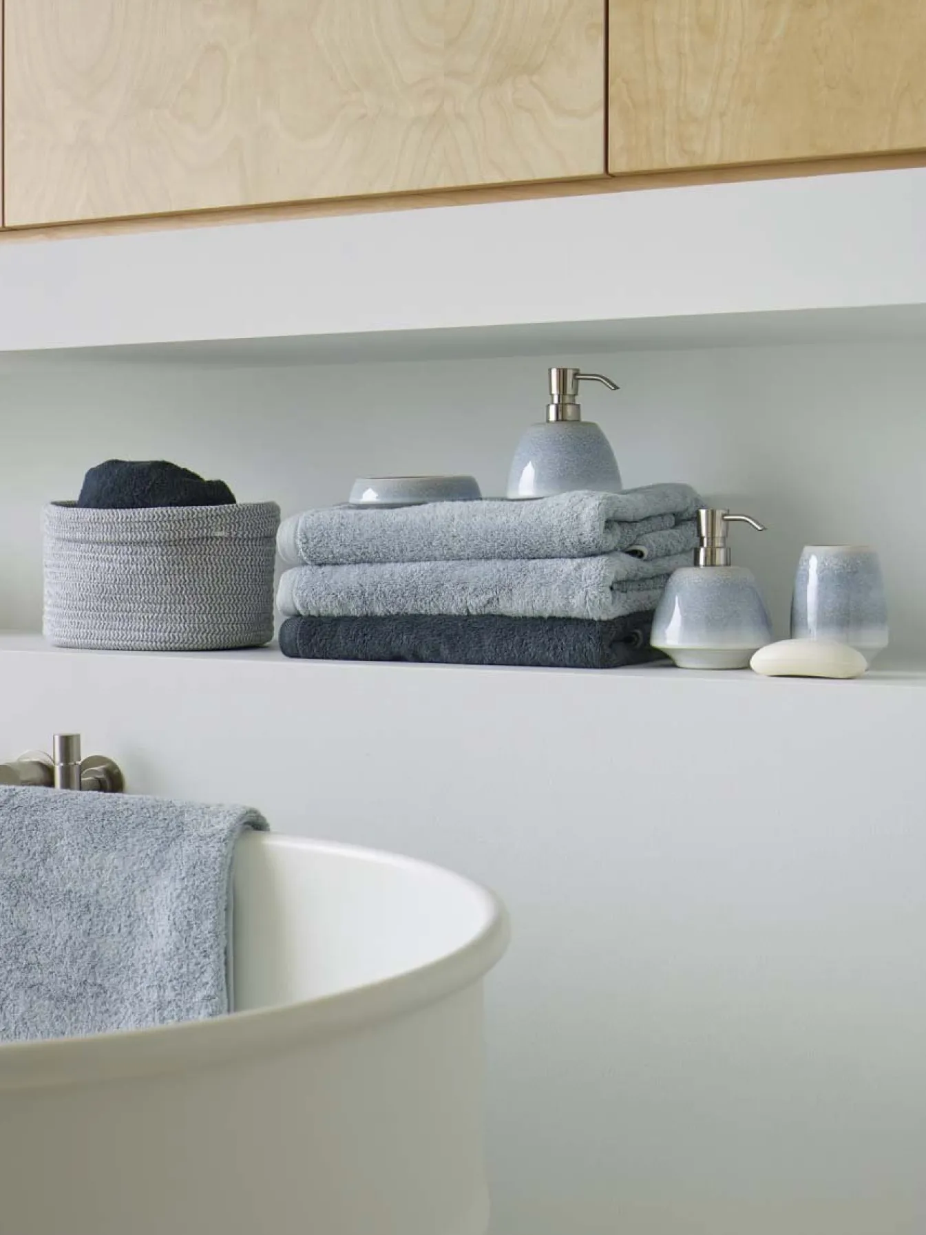 New Bath & Living Aquanova Bath textiles LONDON color Ice-916