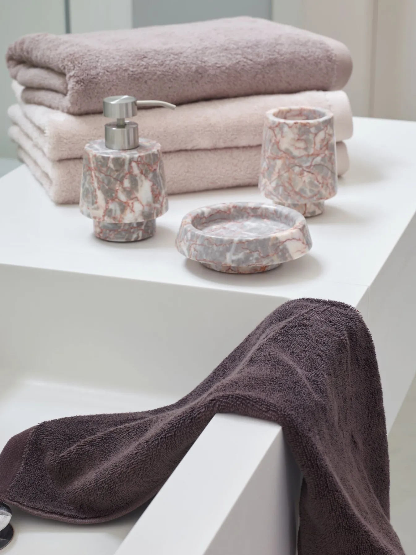 Discount Bath & Living Aquanova Guest towel LONDON color (set/6) Calla-824
