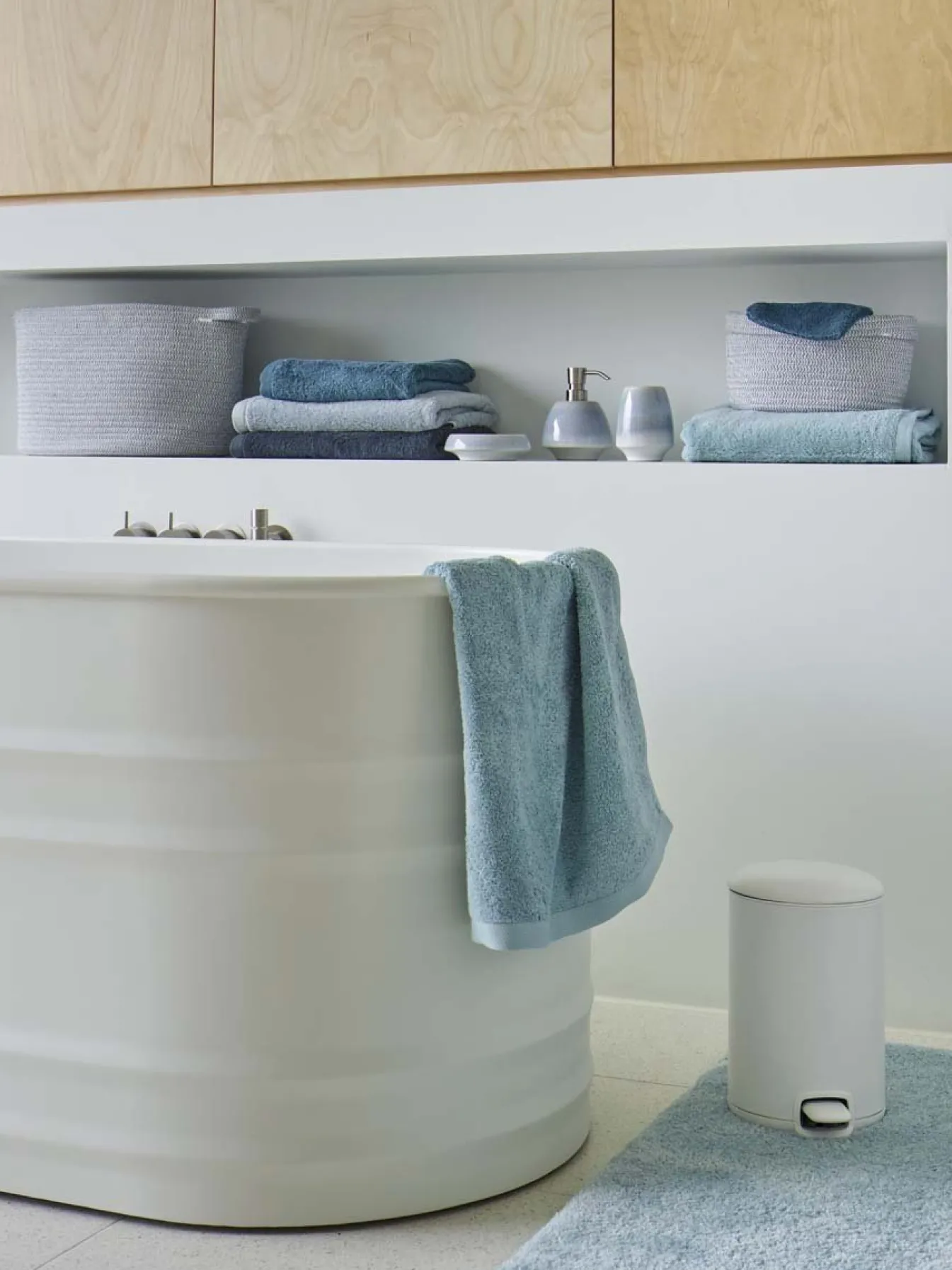 Shop Bath & Living Aquanova Guest towel LONDON color (set/6) Ice-916