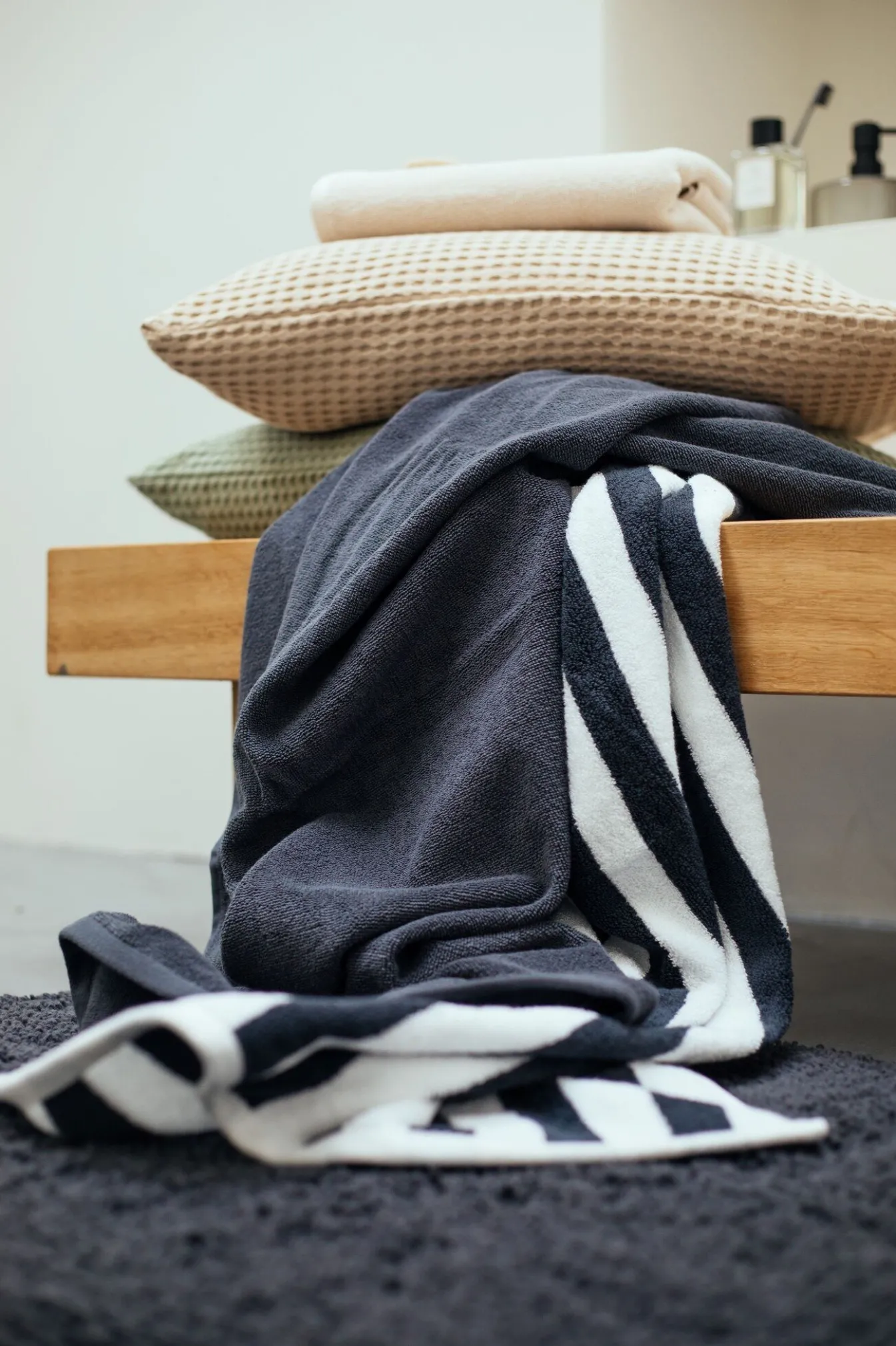 Best Sale Bath & Living Vandyck Towel VERONA Stripes color Off Black-198